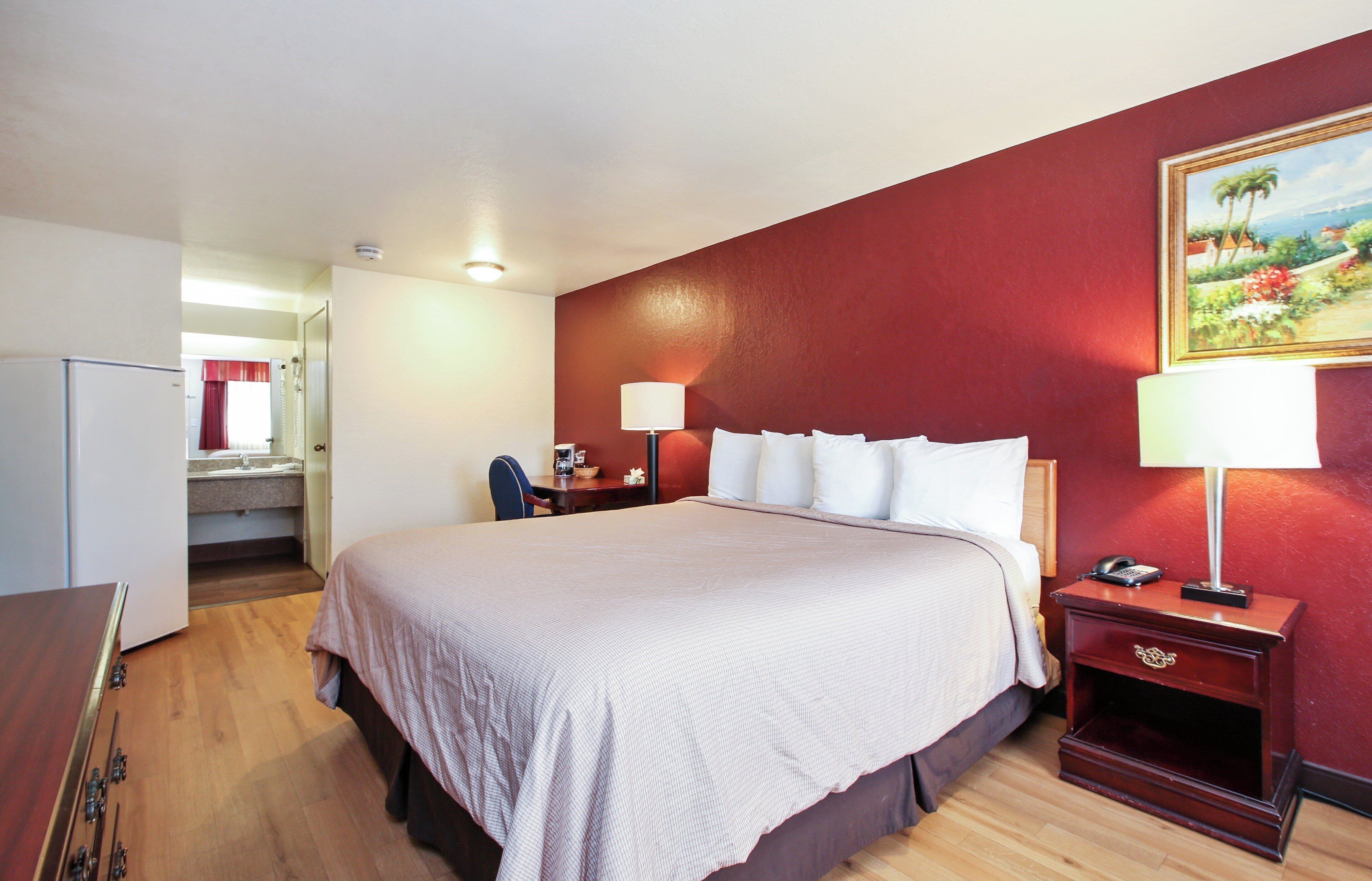 高级房, 1 张特大床 (Smoke Free) | 办公桌、熨斗/熨衣板、免费婴儿床、免费 WiFi