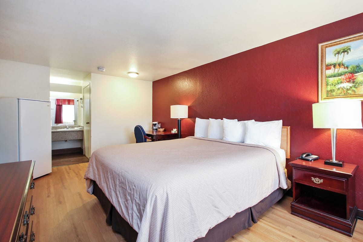 Superior Room, 1 King Bed (Smoke Free) | Desk, iron/ironing board, free WiFi, bed sheets