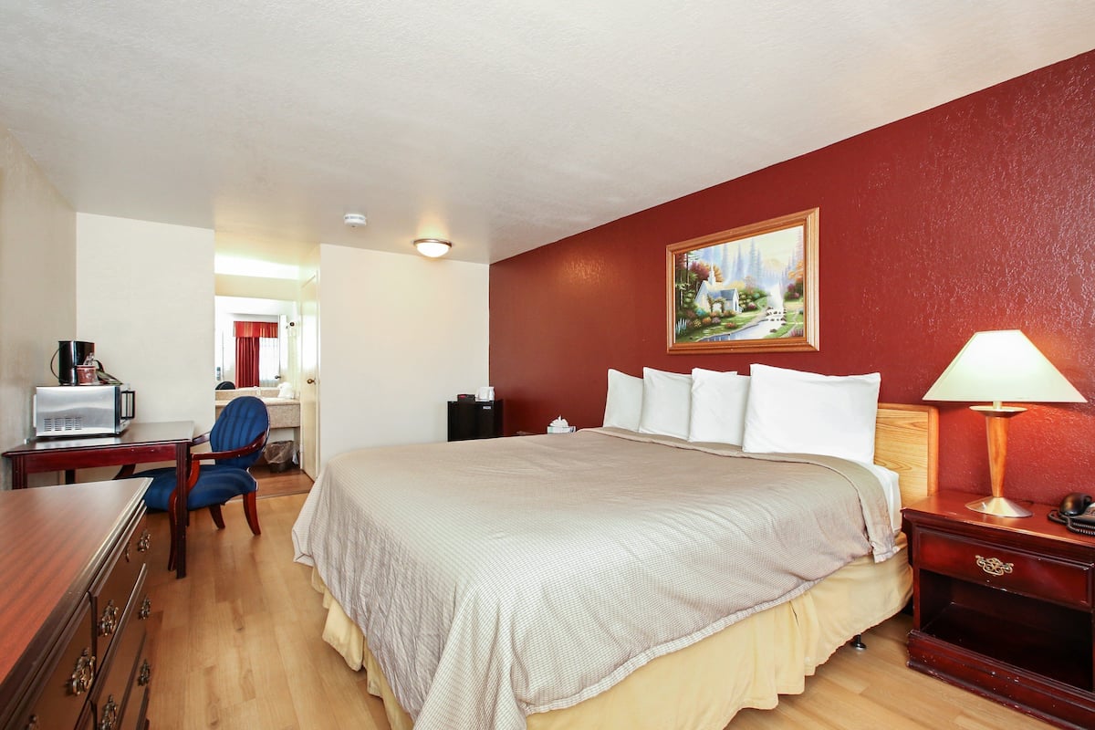 Desk, free WiFi, alarm clocks, bed sheets