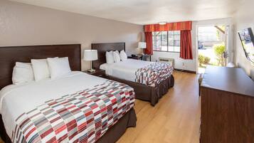 Escritorio, wifi gratis, ropa de cama y despertador