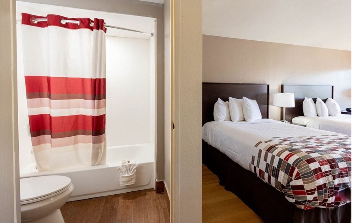Deluxe-Zimmer, 2 Queen-Betten (Smoke Free) | Schreibtisch, kostenloses WLAN, Bettwäsche, Wecker