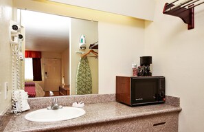 Superior Room, 1 King Bed (Smoke Free) | Bathroom | Combined shower/bathtub, hair dryer, towels