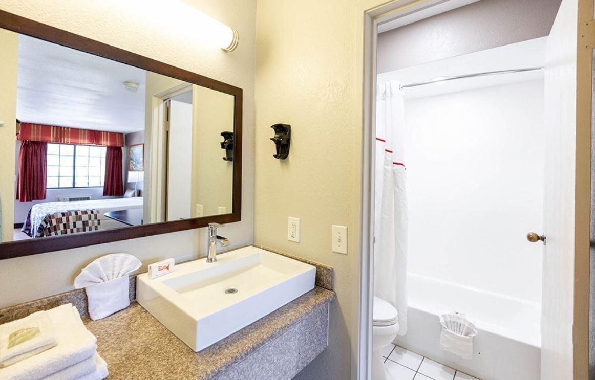 Ducha y bañera combinadas, secador de pelo y toallas