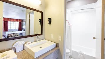 Combined shower/tub, hair dryer, towels