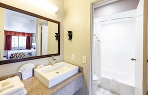 Tina con regadera, secadora de cabello, toallas