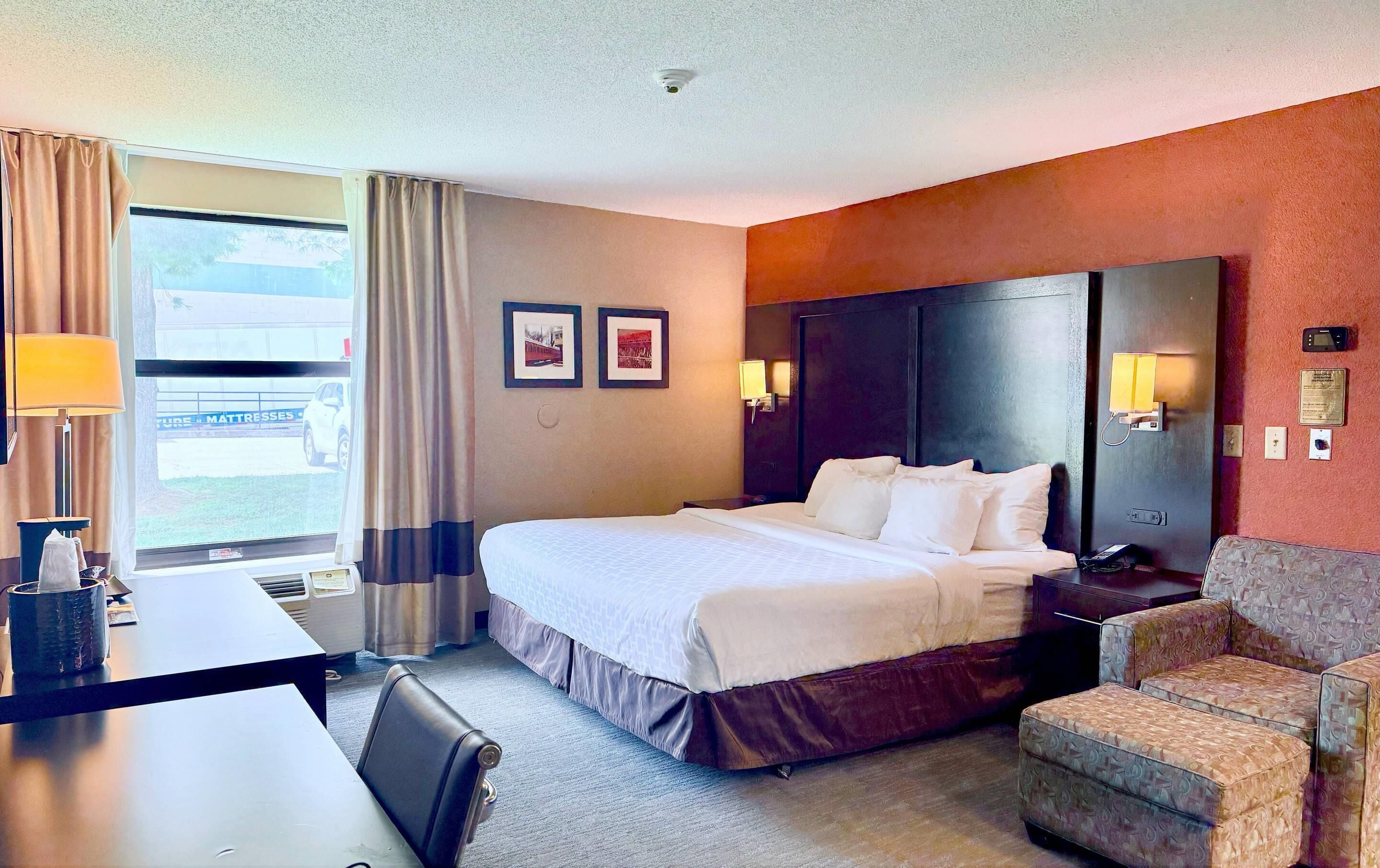 Ropa de cama de alta calidad y caja de seguridad en la habitación 