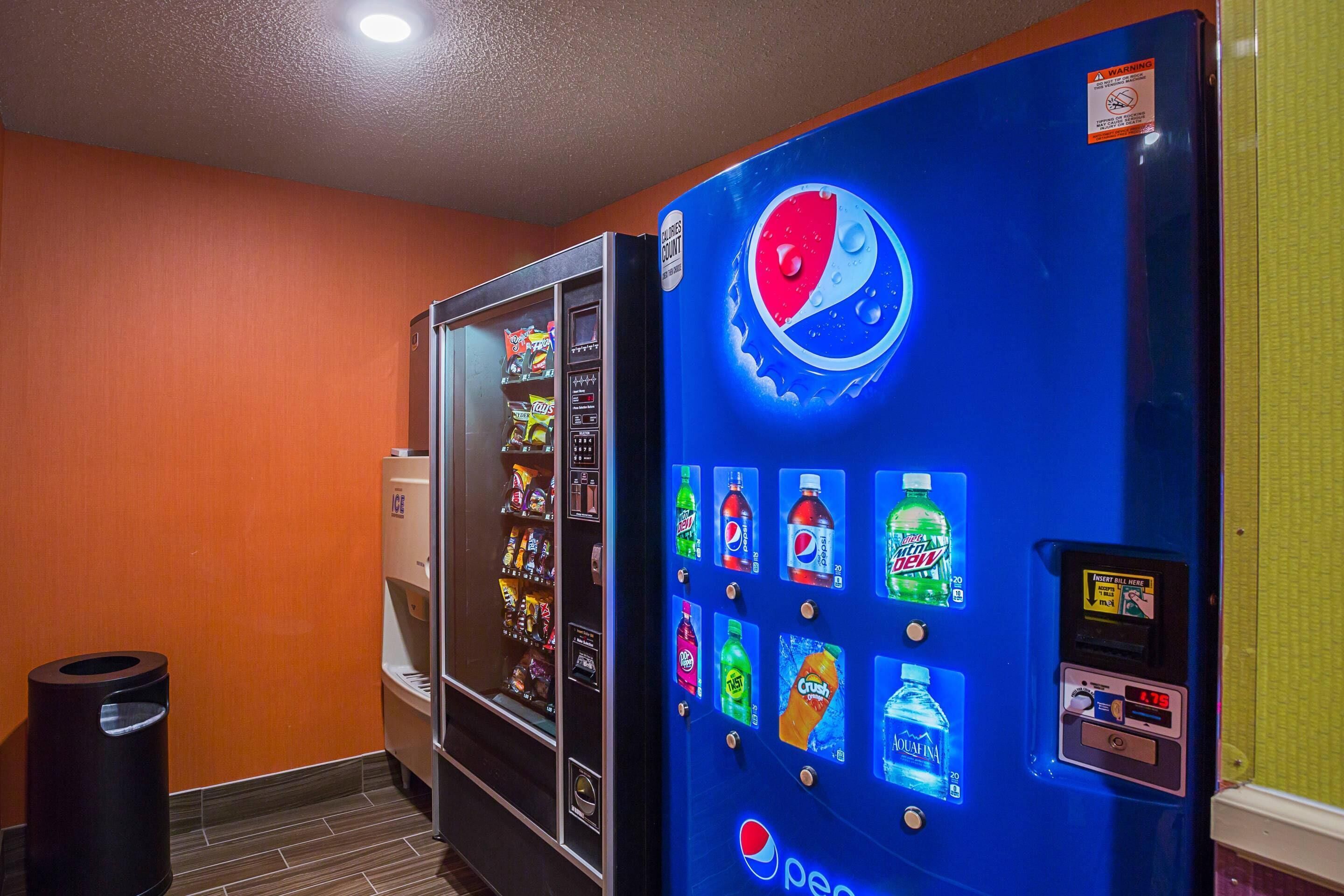 Pepsi-logolla varustettu myyntiautomaatti, josta on saatavilla useita erilaisia juomia.