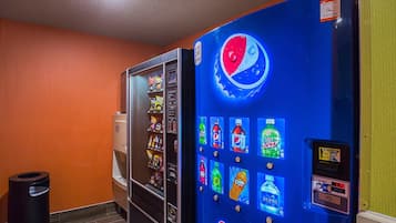 Pepsi-logolla varustettu myyntiautomaatti, josta on saatavilla useita erilaisia juomia.