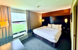 Phòng Suite, 1 giường cỡ king, không hút thuốc | Bộ đồ giường cao cấp, két bảo mật tại phòng, bàn 
