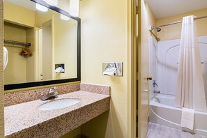 Chambre Standard, 2 grands lits, non-fumeurs | Bureau, fer et planche à repasser, lits bébé (gratuits)