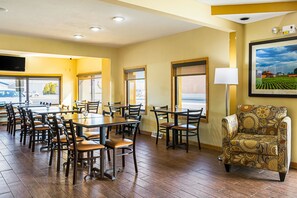 Free continental breakfast  - Quality Inn & Suites Greensburg I-74 (Greensburg)
