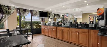 Super 8 by Wyndham Fort Myers