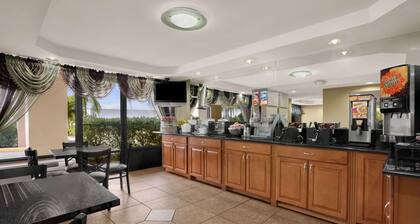 Super 8 by Wyndham Fort Myers
