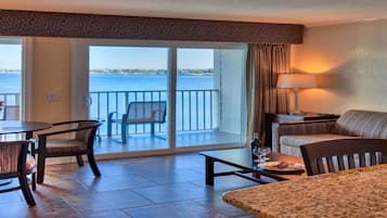 ์ค์ํธ, ํธ์ฌ์ด์ฆ์นจ๋ 1๊ฐ ๋ฐ ์ํ๋ฒ ๋ (One Bedroom Suite Bay View) | ๊ฐ์ค์์ ๋ณด์ด๋ ์ ๋ง