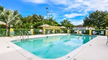 Una piscina al aire libre (de 09:00 a 21:00), sombrillas, tumbonas