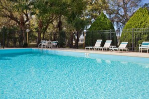 Outdoor pool - La Quinta Inn & Suites by Wyndham Tampa Fairgrounds - Casino (Tampa)