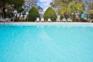 Outdoor pool - La Quinta Inn & Suites by Wyndham Tampa Fairgrounds - Casino (Tampa)