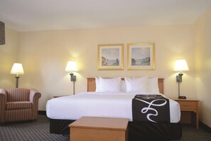 Deluxe Studio Suite, 1 King Bed, Non Smoking | Premium bedding, desk, blackout drapes, iron/ironing board - La Quinta Inn & Suites by Wyndham Tampa Fairgrounds - Casino (Tampa)