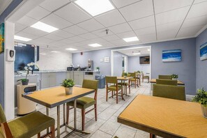 Free daily self-service breakfast  - La Quinta Inn & Suites by Wyndham Tampa Brandon West (Tampa)