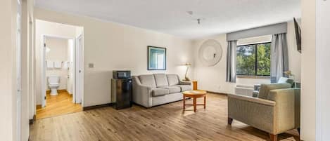 Suite estudio, 1 cama King size, para no fumadores | Camas con pillow-top, escritorio y cortinas blackout