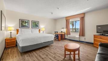 Pillowtop-bedden, een bureau, verduisterende gordijnen