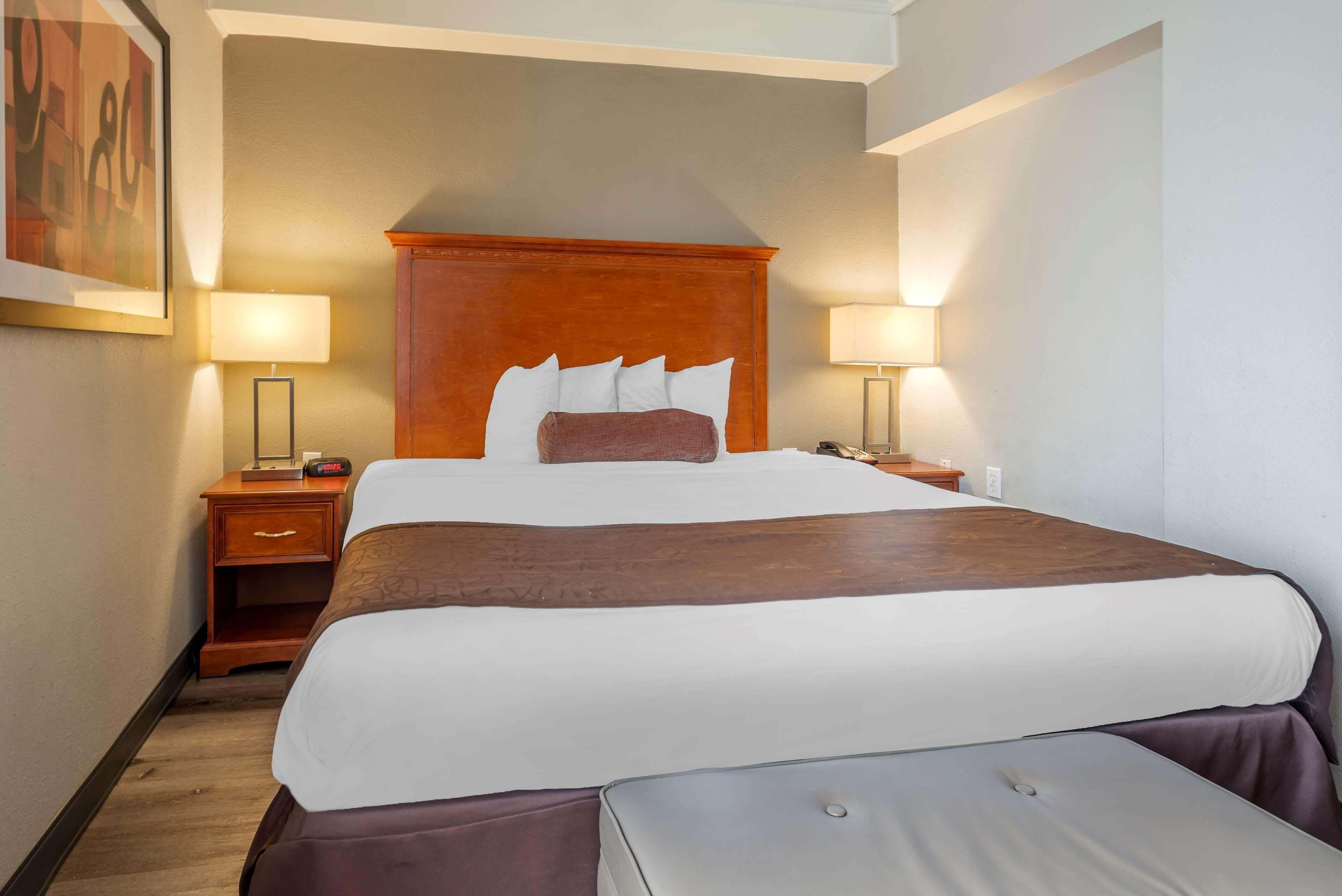 Een strijkplank/strijkijzer, gratis wifi, beddengoed, een wekker