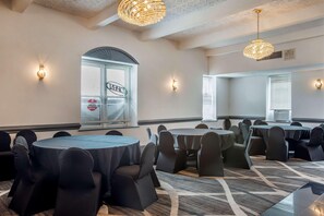 Tabla de planchar con plancha, wifi gratis, ropa de cama y despertador 