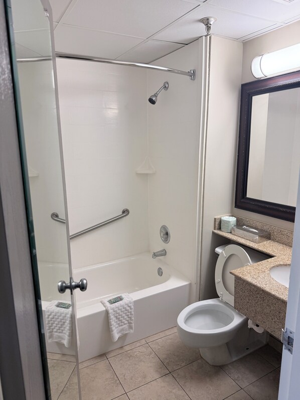 Standard Room | Bathroom | Combined shower/tub, hair dryer, towels - Fort Washington Inn (Fort Washington)