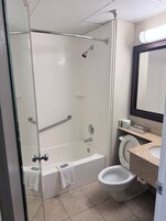Quarto standard | Banheiro | Chuveiro/banheira combinados, secador de cabelo, toalhas de banho 