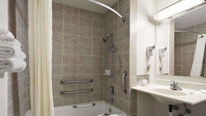 Un baño moderno con bañera, ducha y lavamanos.