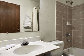 Combined shower/bathtub, free toiletries, hair dryer, towels