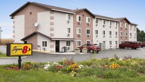 Un hotel de varios pisos con un letrero que dice 'Super 8'.