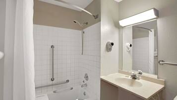 Habitación, 1 cama de matrimonio, accesible para personas con discapacidad, no fumadores (Mobility) | Baño | Ducha y bañera combinadas y artículos de higiene personal gratuitos