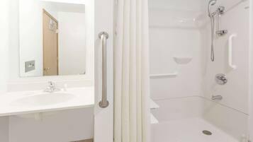 Phòng, 1 giường cỡ queen, phù hợp cho người khuyết tật, không hút thuốc | Phòng tắm | Đồ dùng nhà tắm miễn phí, máy sấy tóc, khăn tắm