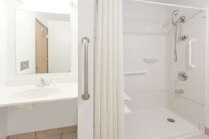 Room, 1 Queen Bed, Accessible, Non Smoking | Bathroom