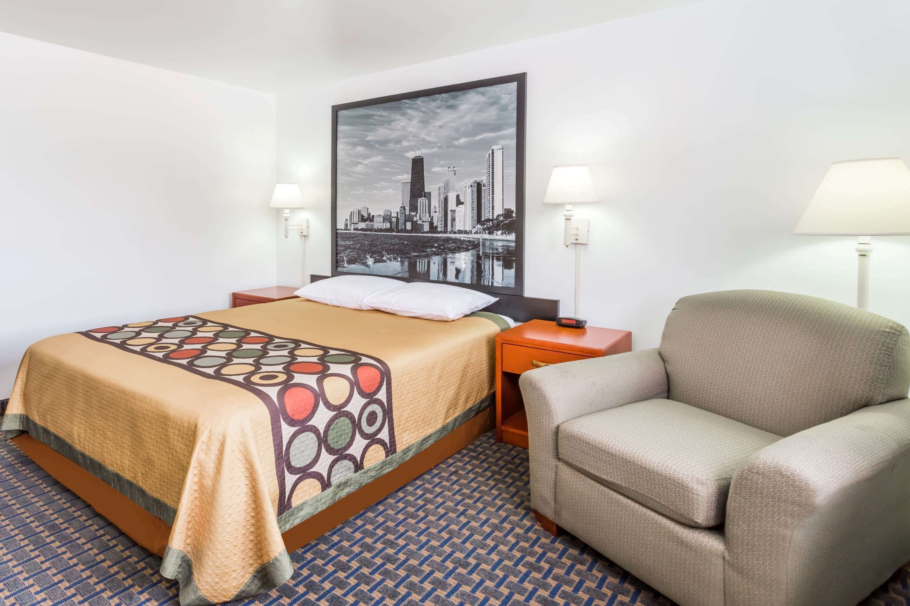 办公桌、笔记本电脑工作区、免费 WiFi、床单