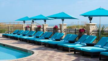 室外游泳池,開放時間為 07:00 至 19:00,提供泳池遮陽傘和日光浴躺椅