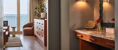 Ein modernes Badezimmer mit Marmorplatte, Holzschränken und einem runden Hocker.
