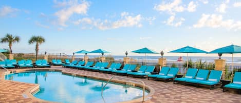 Piscine extérieure, parasols de plage, chaises longues