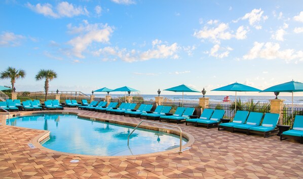 Piscine extérieure, parasols de plage, chaises longues