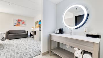 King Suite | Bathroom | Free toiletries, hair dryer, towels, soap