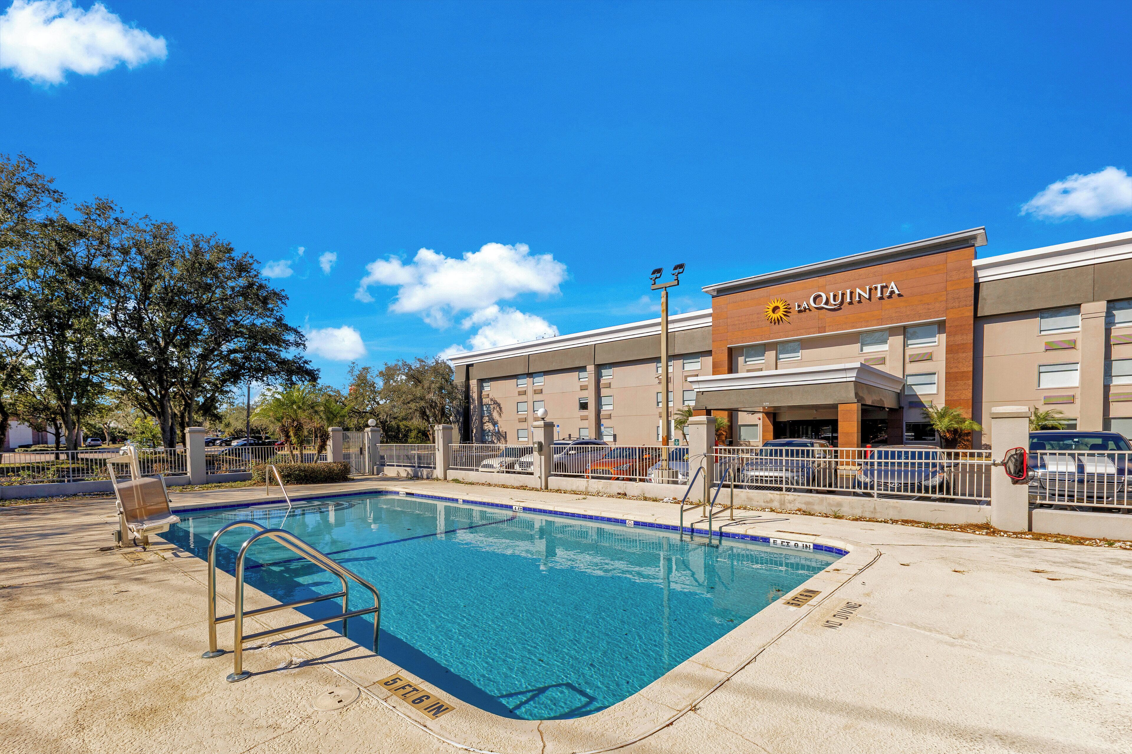 Alberca al aire libre, sombrillas en la alberca y camastros 