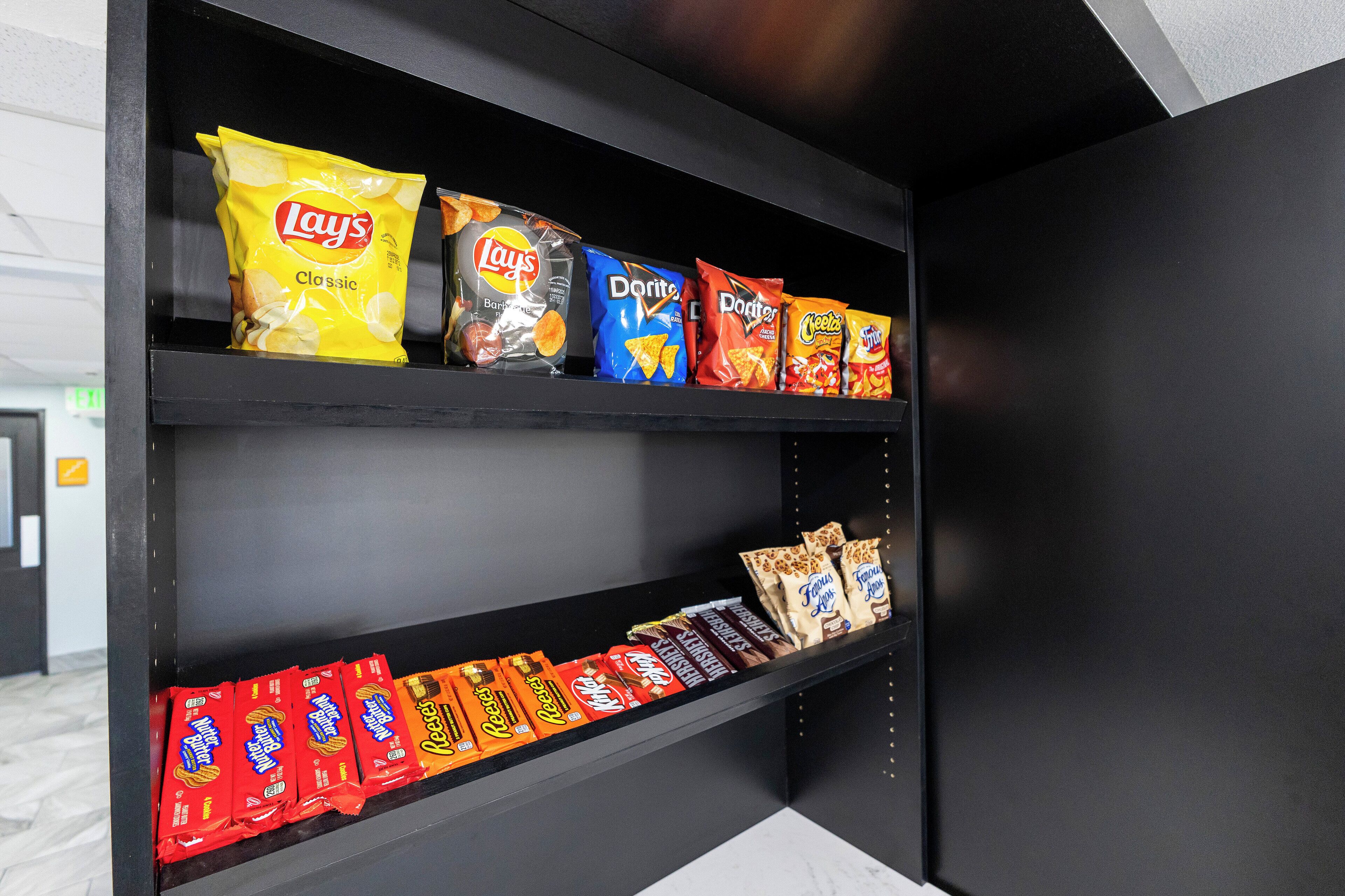 Una presentación de bocadillos con varias marcas como Lay's, Doritos y Cheetos.