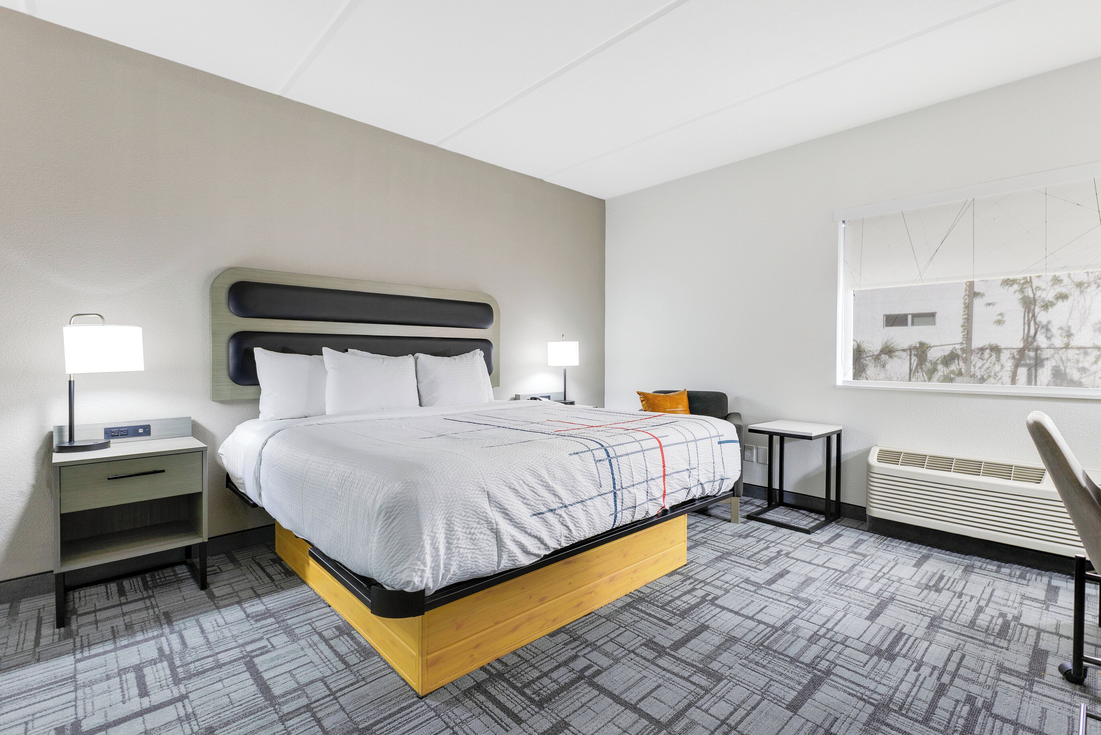 Room, 1 King Bed, Accessible, Non Smoking (Mobility/Hearing impaired) | Premium bedding, desk, blackout drapes, iron/ironing board