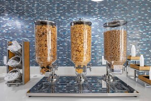 Free daily buffet breakfast  - La Quinta Inn & Suites by Wyndham Jacksonville Mandarin (Jacksonville)