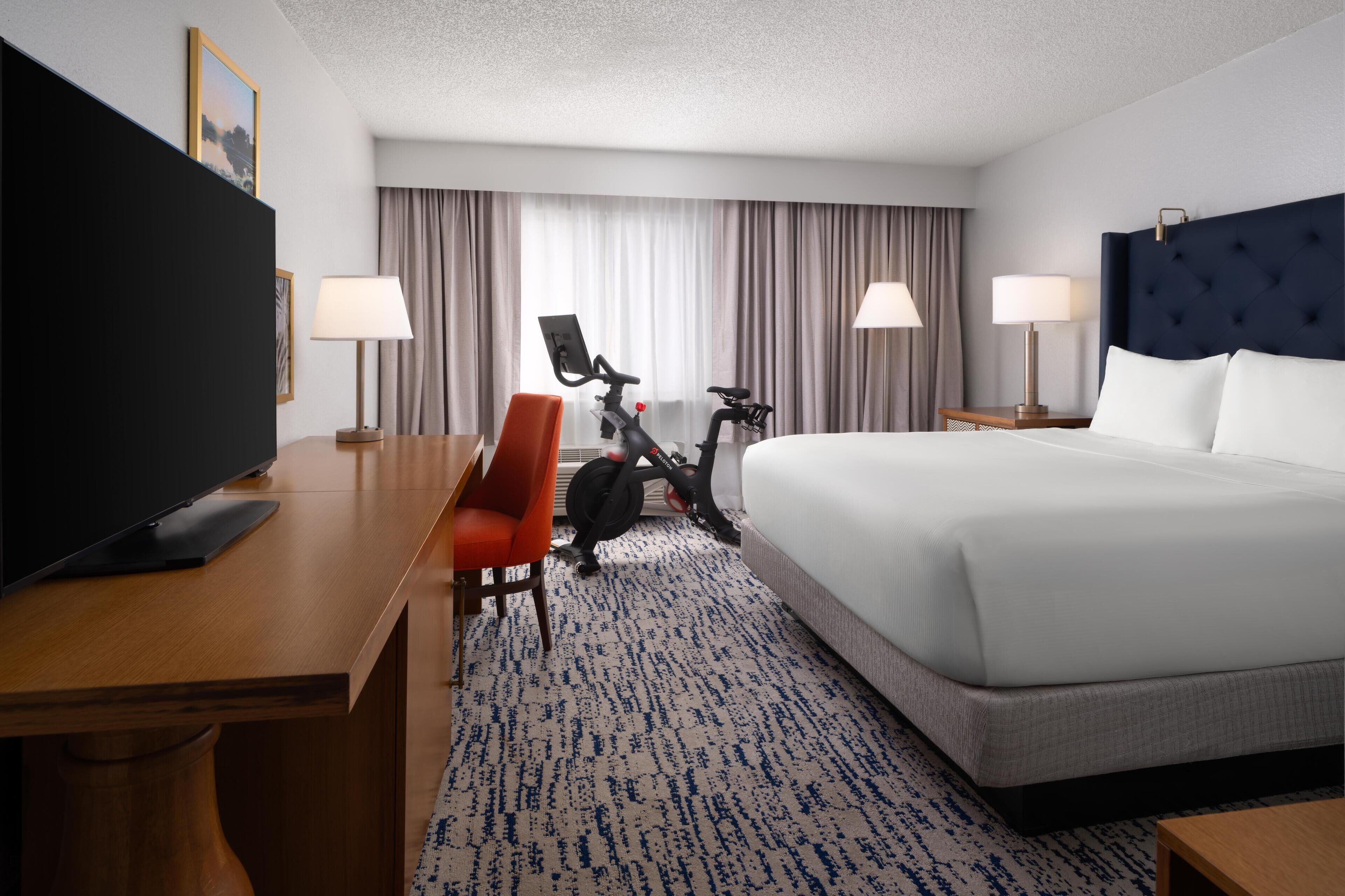 Huone, 1 suuri parisänky (Peloton Bike) | Pillowtop-patjalliset sängyt, tallelokero huoneessa, työpöytä