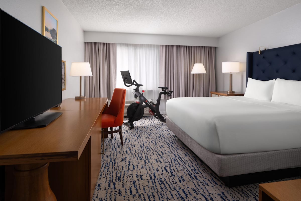 Huone, 1 suuri parisänky (Peloton Bike) | Pillowtop-patjalliset sängyt, tallelokero huoneessa, työpöytä