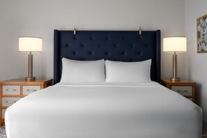 Senger med overmadrass, safe på rommet og skrivebord