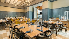 Petit déjeuner buffet (14 USD par personne)