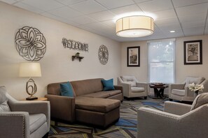 Lobby sitting area - Holiday Inn Express Tallahassee - I-10 E by IHG (Tallahassee)